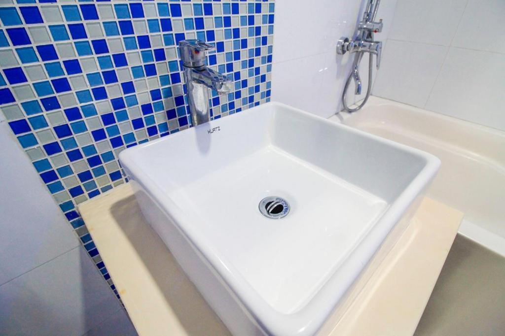 Hotel Dream World Araneta Cubao Кесон-Сіті Екстер'єр фото